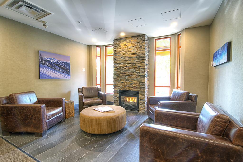 Whistler Town Plaza By Latour Hotels And Resorts Bagian luar foto