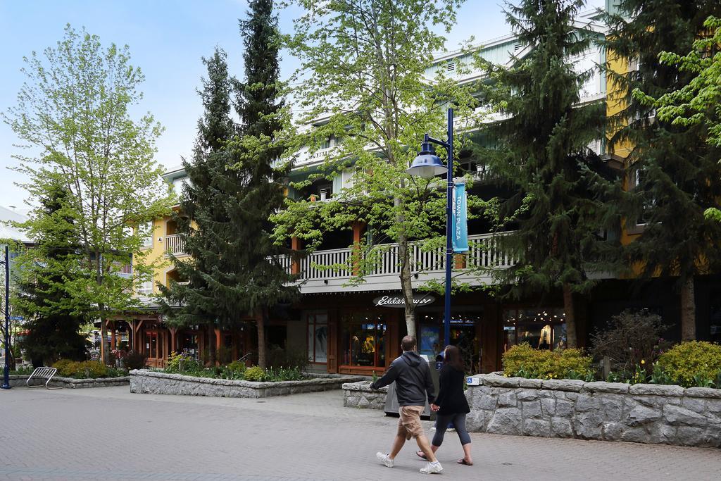 Whistler Town Plaza By Latour Hotels And Resorts Bagian luar foto