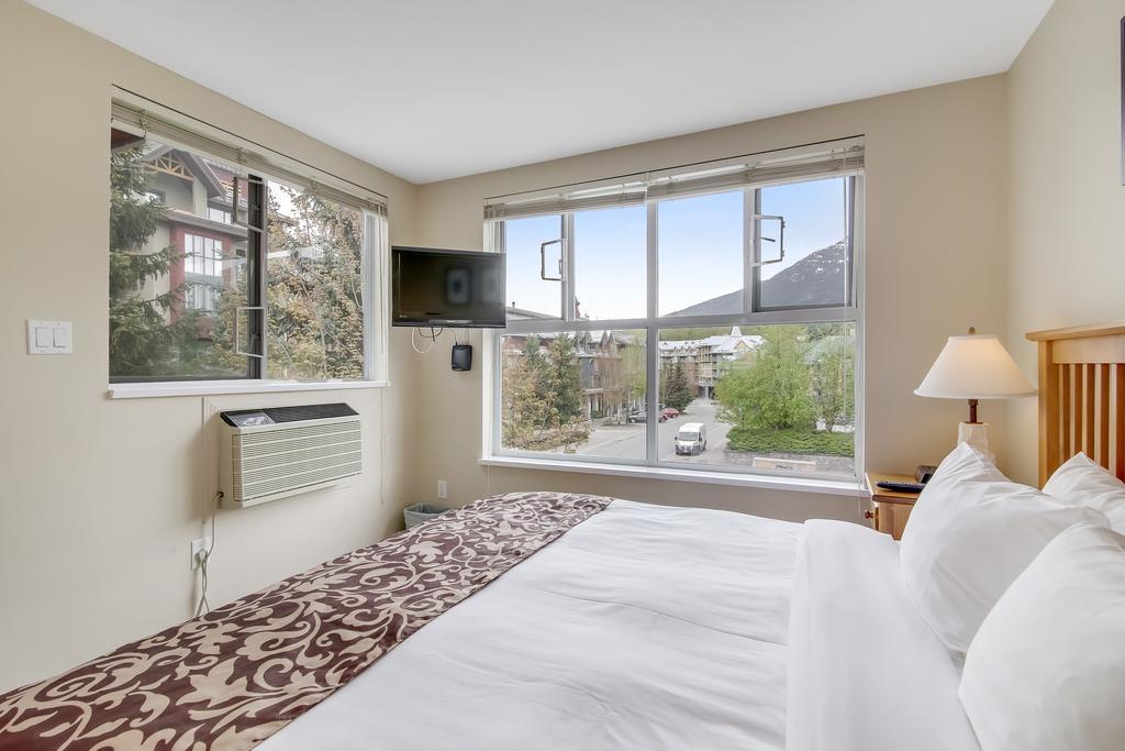 Whistler Town Plaza By Latour Hotels And Resorts Bagian luar foto